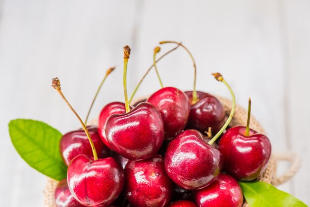 Ciliegia fresca da fattoria, frutta agrodolce, sfondo tavolo in legno