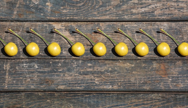 Ciliegia gialla su una struttura in legno Tavole Frutti di orto di giardinaggio rurale