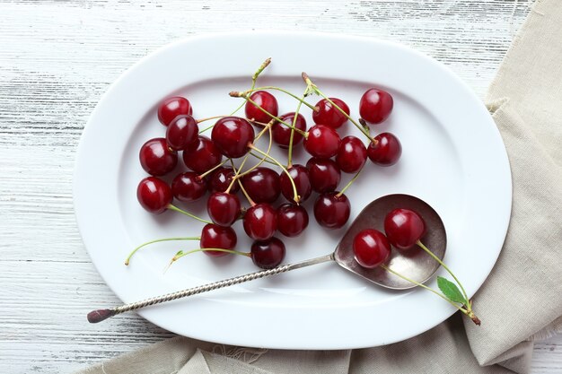 Ciliegie dolci sulla zolla sulla tavola di legno