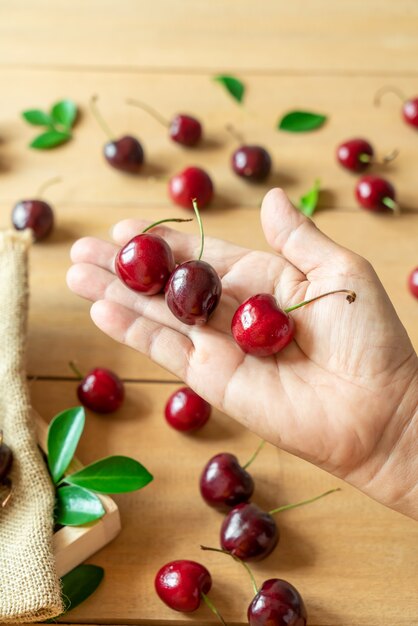 Ciliegie fresche a portata di mano