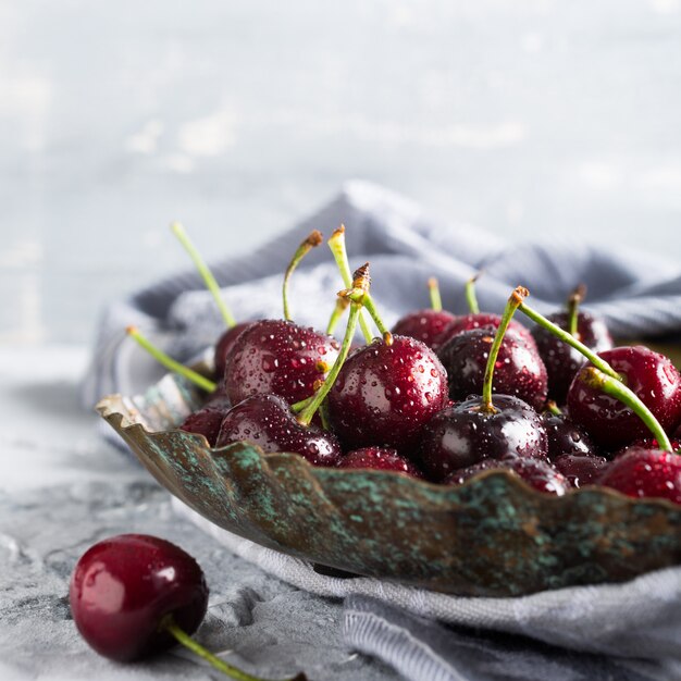 Ciliegie fresche con gocce d&#39;acqua.