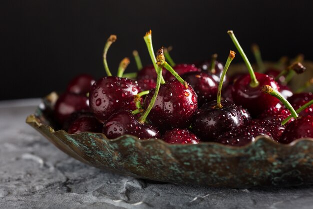 Ciliegie fresche con gocce d&#39;acqua.