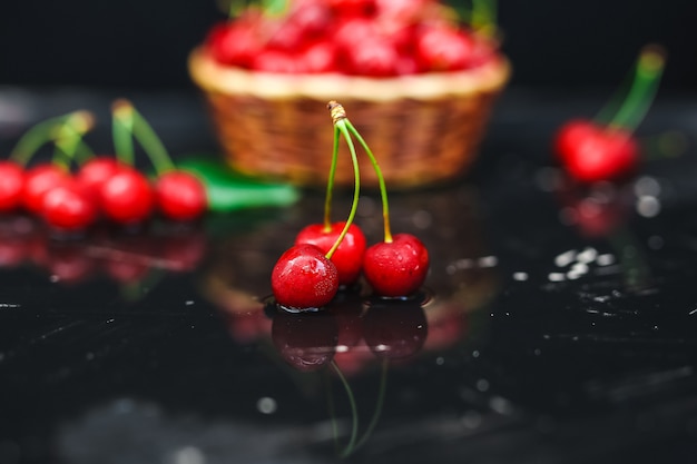 Ciliegie fresche disposte in un cestino