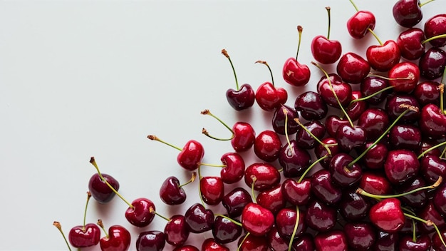 ciliegie fresche e succose sparse su uno sfondo bianco pulito