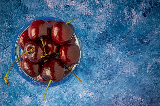 Ciliegie fresche in un bicchiere d'acqua