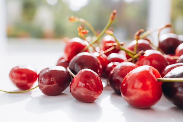 Ciliegie fresche su sfondo bianco Cibo sano