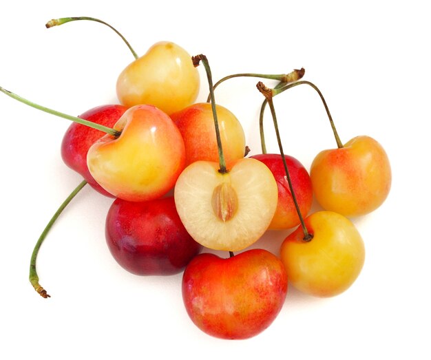 Ciliegie più piovose dolci e sane su fondo bianco, frutta fresca