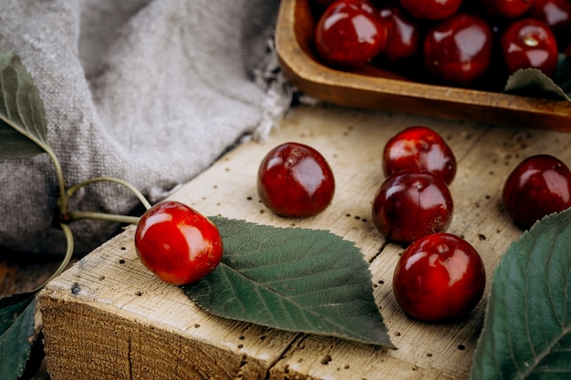 Ciliegie rosse mature su un tavolo di legno.