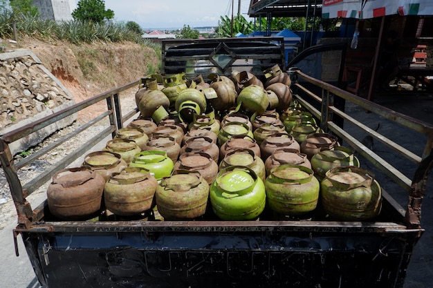 cilindro di gas da 3 kg o bottiglia di gas a melone sul camion pick-up processo speciale di distribuzione del gas