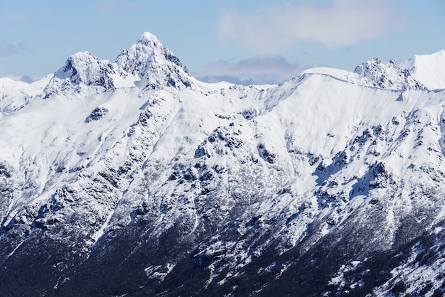 Cima della montagna innevata durante l'inverno