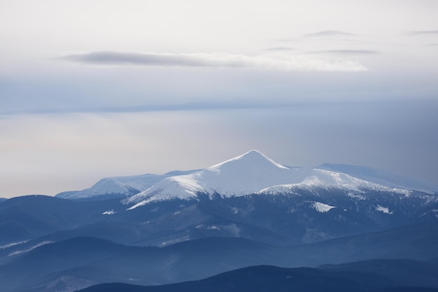 Cima della montagna sotto la neve