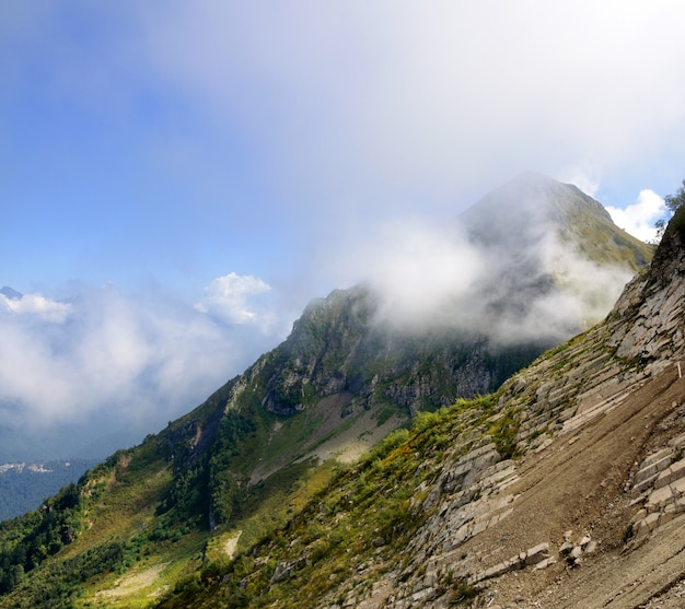 Cima della montagna tra le nuvole.