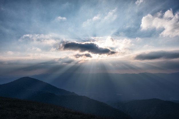 Cima della vista sulle montagne con il cielo prima del tramonto sullo sfondo di sera