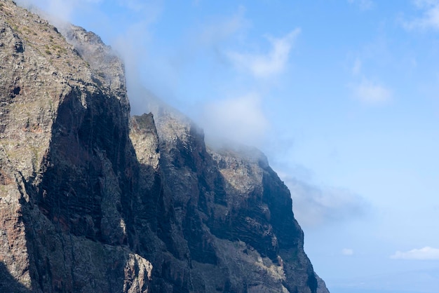 Cime delle montagne con nuvole sull'isola di Tenerife