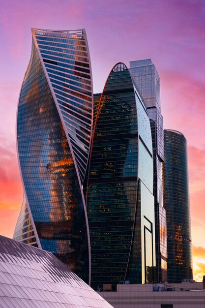 Cime di moderni edifici aziendali contro il cupo cielo rosso al tramonto grattacieli e grattacieli Moscow International Business Center