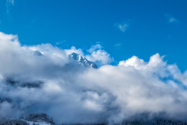 Cime di montagna che si affacciano da sotto le nuvole