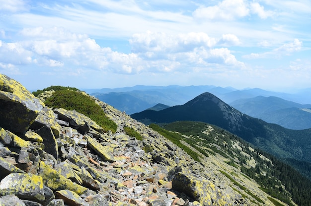 Cime grigio pietra delle montagne estive dei Carpazi