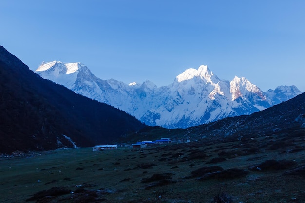 Cime innevate all'alba nella regione dell'Himalaya Manaslu