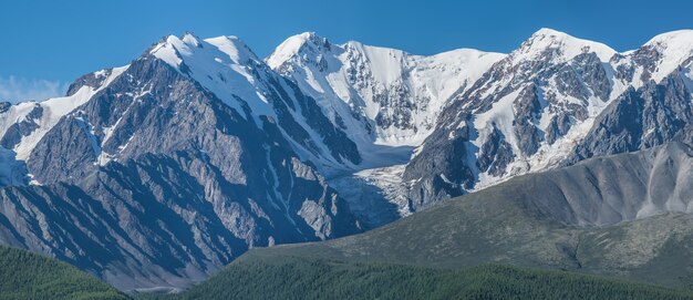 Cime innevate alla luce del giorno