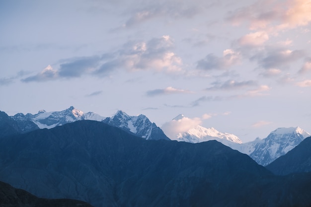 Cime innevate della catena montuosa del Karakorum. Gilgit Baltistan, Pakistan.