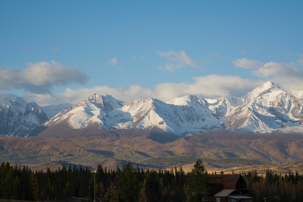 Cime innevate della catena montuosa Severo-Chuisky.