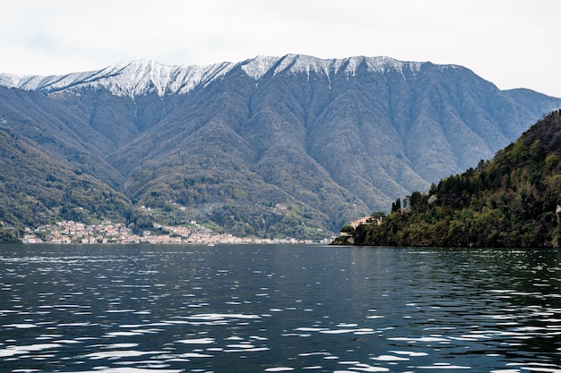 Cime innevate della catena montuosa vicino al lago di como italia