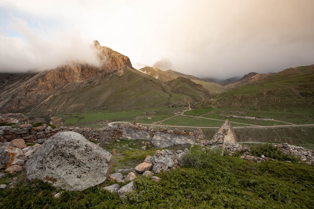 cime innevate nella nebbia al tramonto