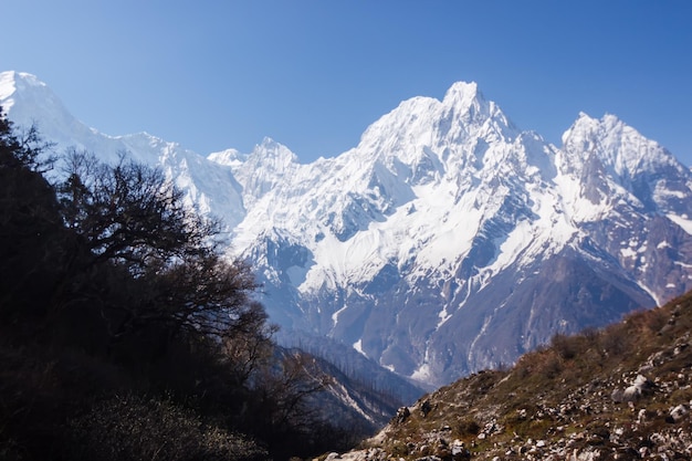 Cime innevate nella regione dell'Himalaya Manaslu