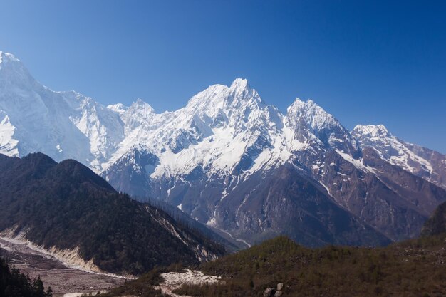 Cime innevate nella regione dell'Himalaya Manaslu