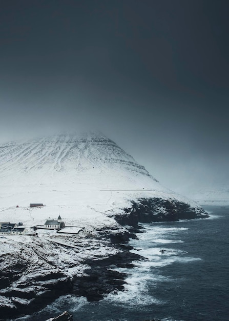 Cime innevate nelle Isole Faroe