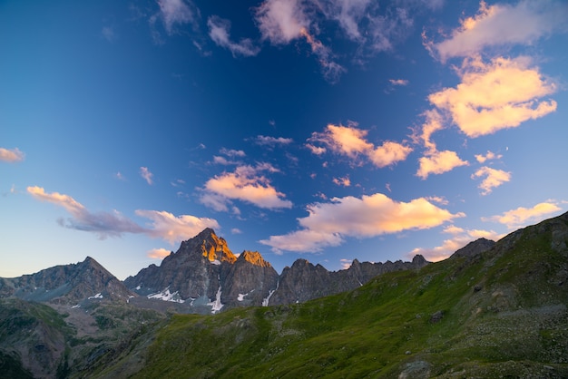 Cime rocciose, creste e valli, le Alpi al tramonto.