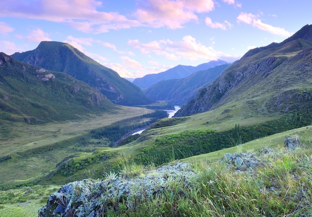 Cime rocciose ricoperte di vegetazione Siberia Russia