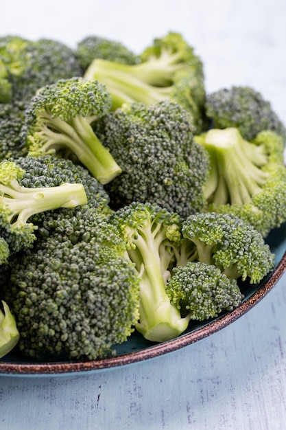Cimette di broccoli crudi biologici verdi sani pronti per la cottura