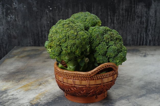 Cimette di broccoli crudi freschi verdi sani