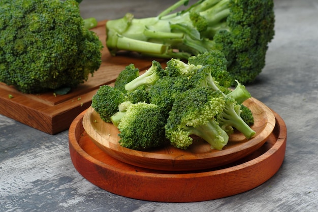 Cimette di broccoli crudi freschi verdi sani