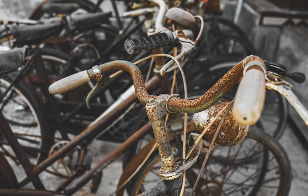 Cimiteri di biciclette mucchie di vecchie collezioni classiche e vintage sporche e arrugginite