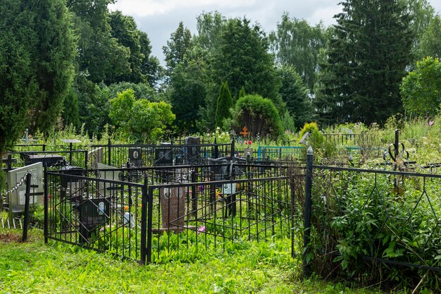 Cimitero cristiano con alberi verdi. Mosca, Russia, 07-04-2021.