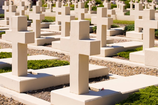 cimitero, croci bianche stanno in fila