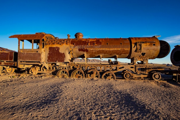 Cimitero del treno a Uyuni, vecchi treni arrugginiti, museo ferroviario alle luci del tramonto, Uyuni, Bolivia