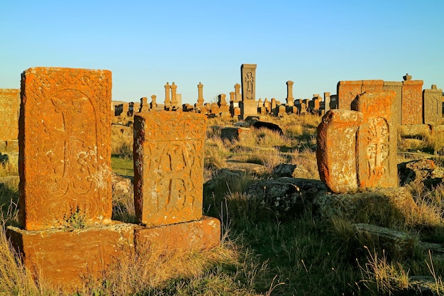 Cimitero medievale di Noratus contenente quasi migliaia di pietre della croce armena a Noratus Armenia