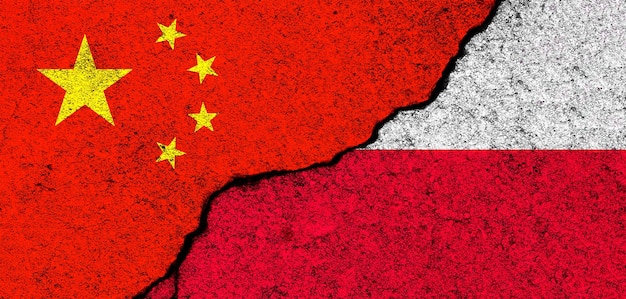 Cina e Polonia Bandiere sfondo Concetto di politica economia cultura e conflitti guerra Amicizie e cooperazione Dipinto su pareti di cemento banner foto