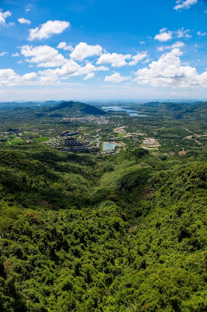 Cina Sanya Hainan Airal paesaggio vista con cielo blu e nuvole