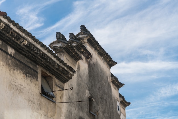 Cina tetto antico edificio e pareti bianche nere, architettura Huizhou