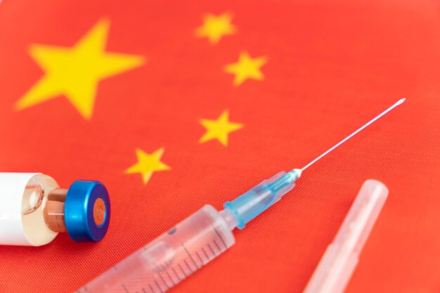 Cina Vaccinazione Coronavirus Cina bandiera Vaccino fiala dose ago siringa concetto vaccinazione