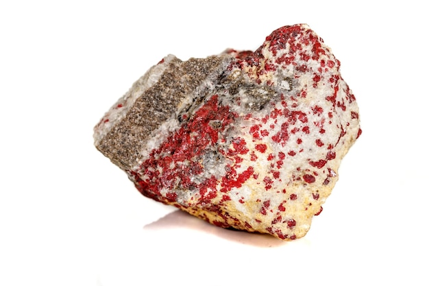 Cinabro minerale di pietra macro su sfondo bianco
