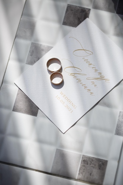 Cincin kawin emas di hari pernikahan untuk perhiasan pengantin baru dari logam mahal