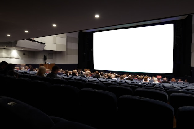 Cinema auditorium con persone.