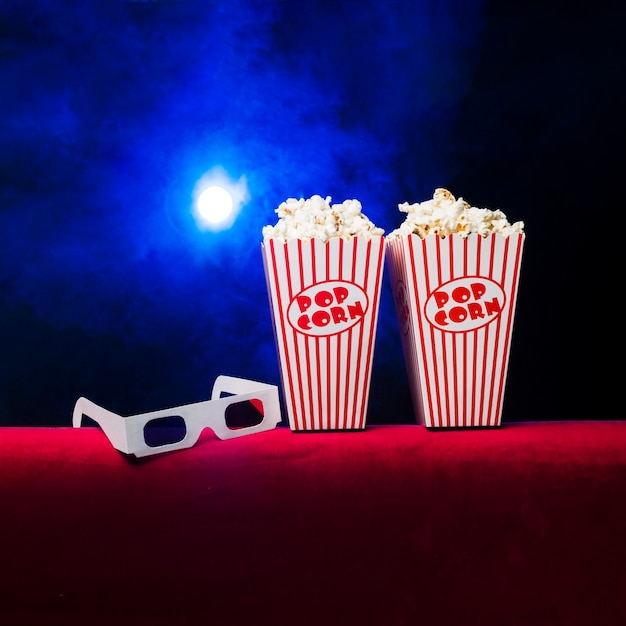 Cinema con scatola di popcorn