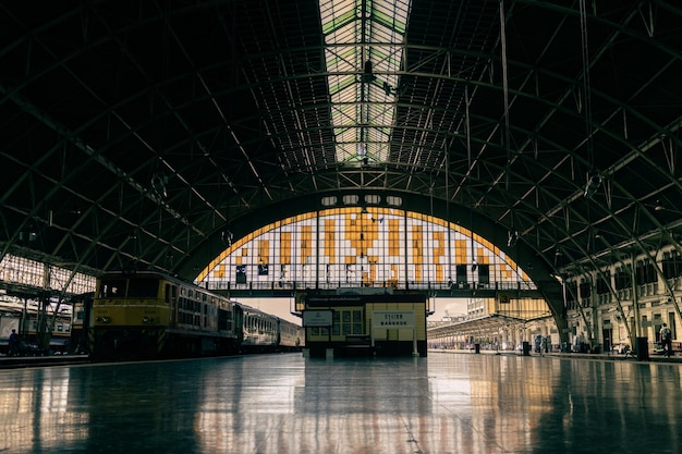 Cinema d'atmosfera e di tono alla stazione ferroviaria di Hua Lamphong La stazione ferroviaria principale di Bangkok Pianifica una vacanza felice BangkokThailandia25072022