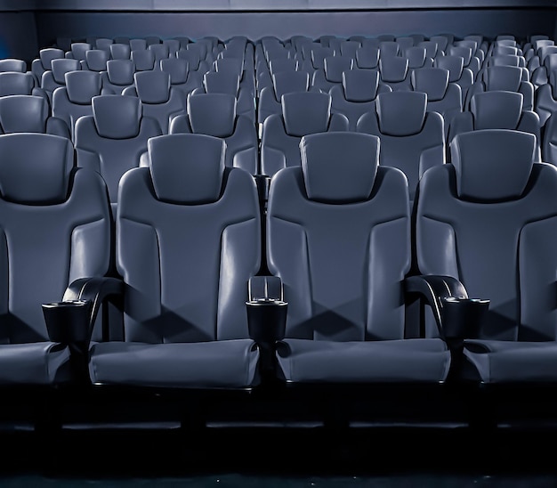 Cinema e intrattenimento, sedili cinematografici scuri vuoti per il servizio di streaming di programmi TV e la produzione dell'industria cinematografica